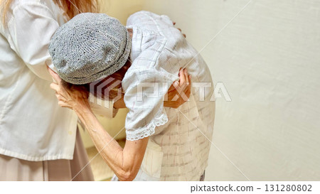 一名婦女抱著一名摔倒的老年婦女 一名婦女抱著一名摔倒的老年婦女 131280802