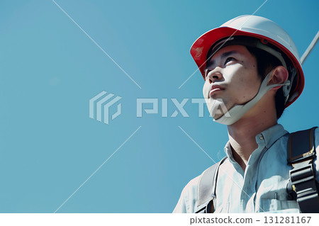 一名戴著安全帽在建築工地工作的日本工人抬頭 131281167