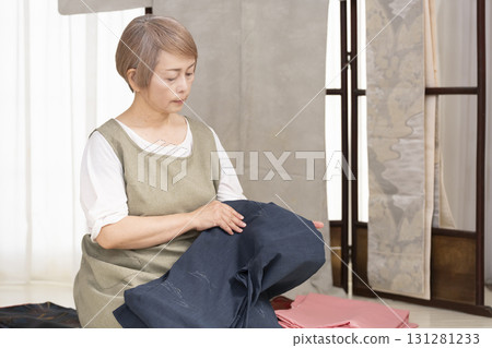 老年婦女照顧和整理和服 老年婦女照顧和整理和服 131281233