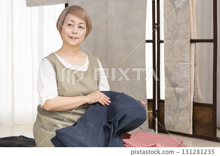 老年婦女照顧和整理和服 131281235