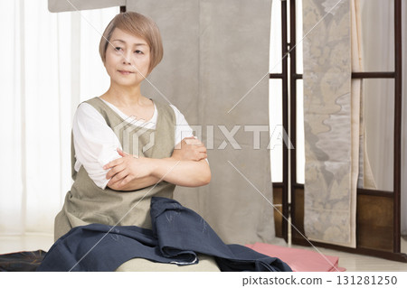 老年婦女照顧和整理和服 131281250