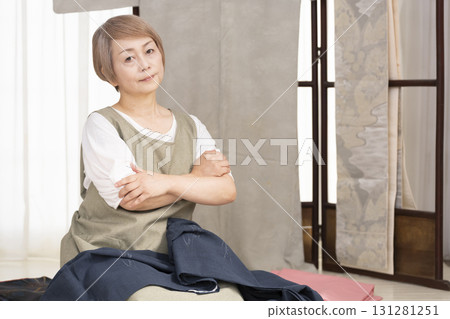 老年婦女照顧和整理和服 老年婦女照顧和整理和服 131281251