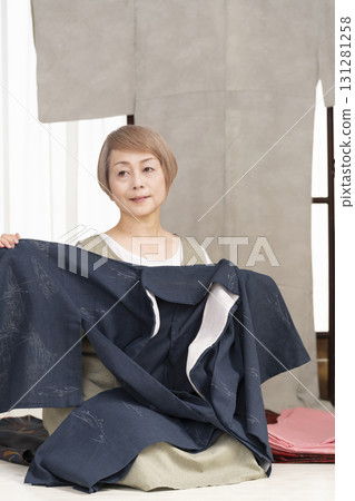 老年婦女照顧和整理和服 老年婦女照顧和整理和服 131281258