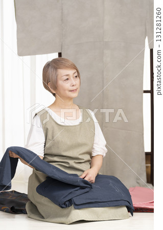 老年婦女照顧和整理和服 老年婦女照顧和整理和服 131281260
