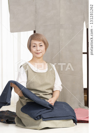 老年婦女照顧和整理和服 老年婦女照顧和整理和服 131281262
