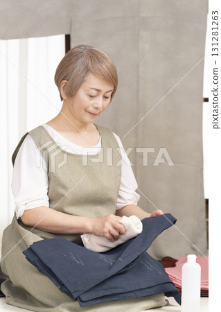 老年婦女照顧和整理和服 131281263
