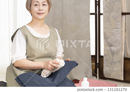 老年婦女照顧和整理和服 老年婦女照顧和整理和服 131281270