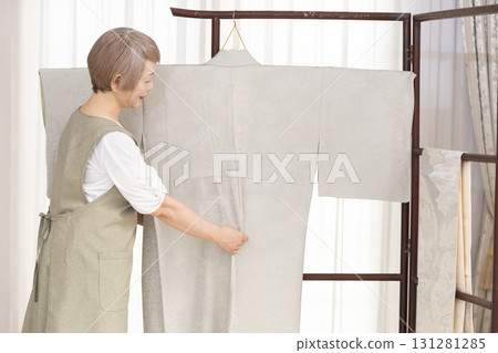老年婦女照顧和整理和服 老年婦女照顧和整理和服 131281285