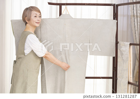 老年婦女照顧和整理和服 老年婦女照顧和整理和服 131281287