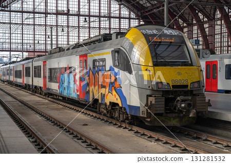 安特衛普中央火車站月台及列車 / 比利時安特衛普 131281532