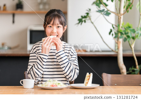 小學女孩在餐廳吃麵包、三明治，孩子 131281724