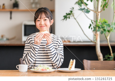 小學女孩在餐廳吃麵包、三明治，孩子 131281725