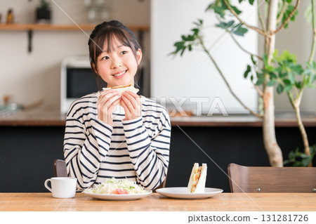 小學女孩在餐廳吃麵包、三明治，孩子 131281726