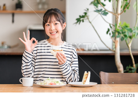 麵包，吃三明治的小學生女孩，孩子（OK） 131281728
