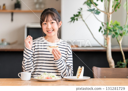 麵包，吃三明治的小學女生，孩子（握拳） 131281729