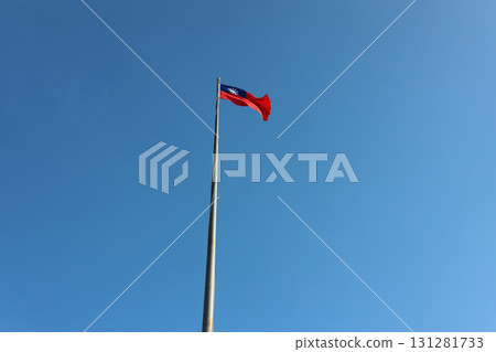 台灣國旗在藍天上飄揚 台灣國旗在藍天上飄揚 131281733