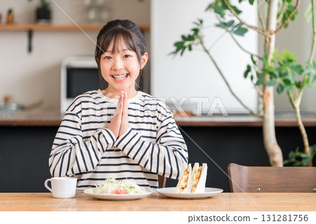 小學女生在餐廳吃麵包和三明治（Itadakimasu） 131281756