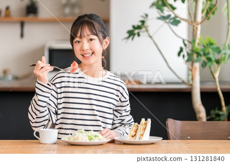 番茄、小學生和國中生女孩吃蔬菜 131281840