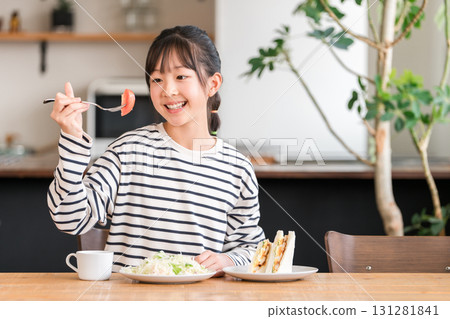 番茄、小學生和國中生女孩吃蔬菜 131281841