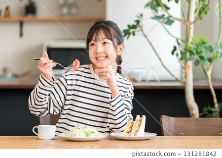 番茄、小學生和國中生女孩吃蔬菜 131281842