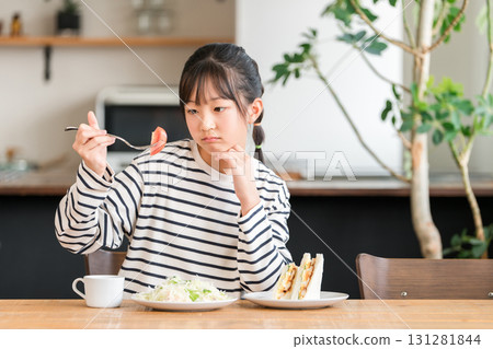 不喜歡蔬菜,喜歡和不喜歡,不能吃西紅柿,小學生女孩,孩子 不喜歡蔬菜,喜歡和不喜歡,不能吃西紅柿,小學生女孩,孩子 131281844