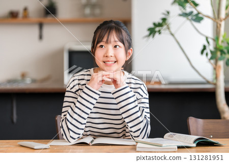 Studying at home, homework, junior high school students studying in the living room, high school students, elementary school students, student girls 131281951