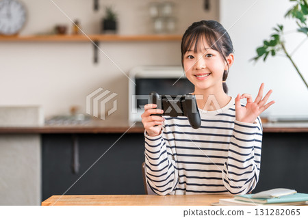 Online games in the living room, elementary school, junior high school, and high school girls playing video games 131282065