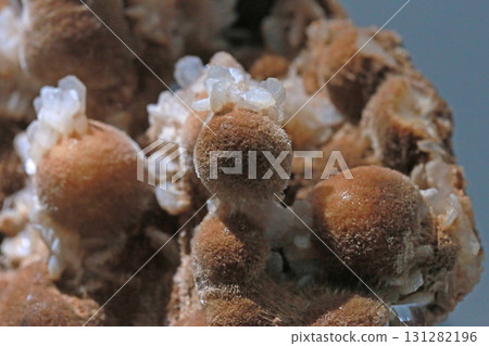 在博物館裡拍攝產自印度的桿沸石與輝沸石 在博物館裡拍攝產自印度的桿沸石與輝沸石 131282196