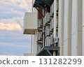 許多安裝在建築物牆壁上的空調室外機 131282299