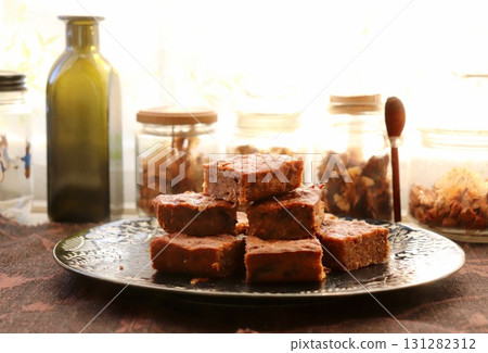 藍色盤子上的布朗尼 2 131282312