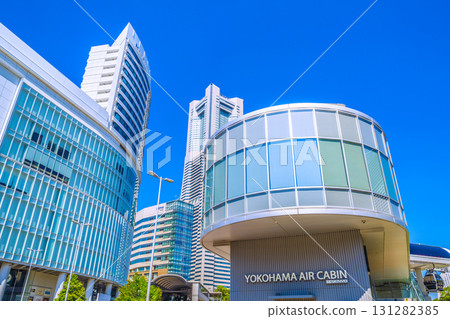 9 月 26 日，日本橫濱城市景觀。從橫濱航空客艙俯瞰橫濱地標塔和櫻木町站。 131282385