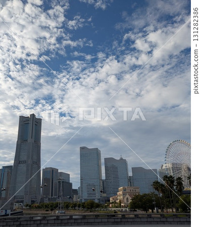 橫濱的秋日天空 131282386