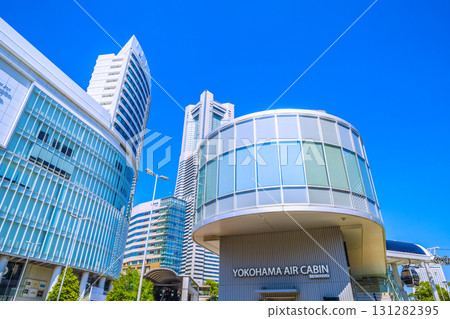 9 月 26 日，日本橫濱城市景觀。從橫濱航空客艙俯瞰橫濱地標塔和櫻木町站。 131282395