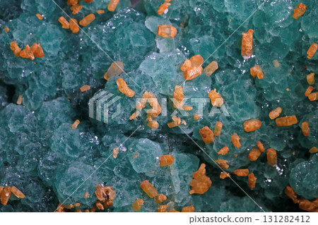 在博物館裡拍攝產自中國河南的螢石與方解石 131282412