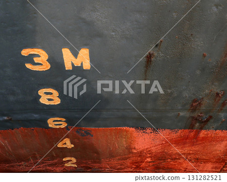 One day in midsummer, I wanted to see the ocean, so I went to the pier. There was a large ship anchored there. There were countless scratches on the body. 131282521