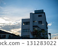 低層建築的藍色夜景 131283022