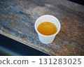 一杯濃縮咖啡放在紙杯裡，放在木架上 131283025