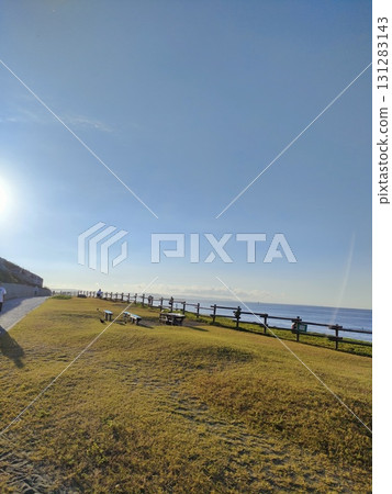 Road leading to the sea 131283143