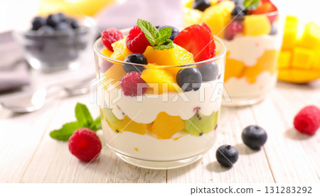 Fruit parfait 131283292