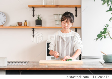在家廚房煮飯有困難的孩子(小學、國中、高中、女孩) 在家廚房煮飯有困難的孩子(小學、國中、高中、女孩) 131283416