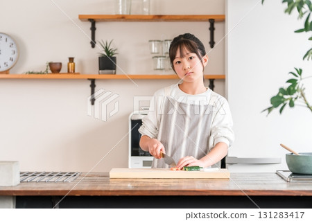 Children who are struggling with cooking in the kitchen at home (elementary school, junior high school, high school, girls) Children who are struggling with cooking in the kitchen at home (elementary school, junior high school, high school, girls) 131283417