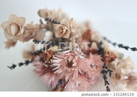 結婚戒指和一束乾燥花 131284119