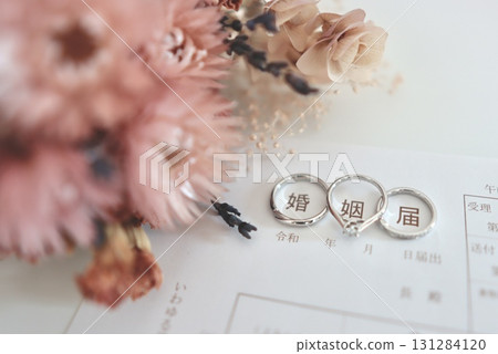結婚戒指和結婚通知 131284120