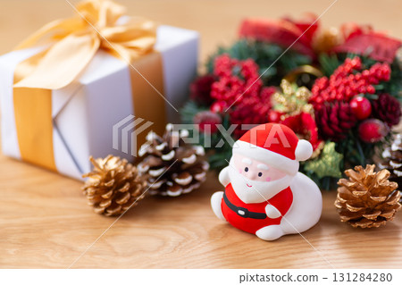 聖誕老人和禮物 131284280