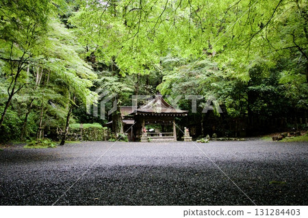 The inner shrine of Kifune Shrine is covered in greenery 131284403