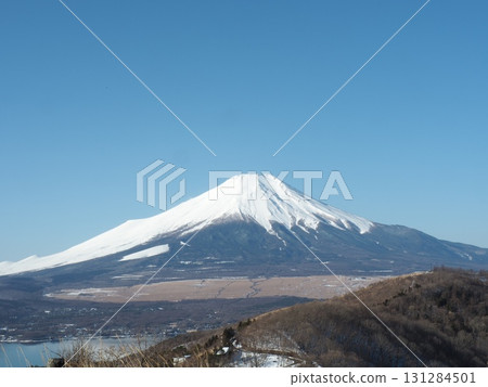 February: Hiking trails and scenery of Mt. Ishiwari (Tsuru City, Yamanashi Prefecture) 131284501