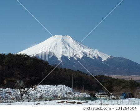 February: Hiking trails and scenery of Mt. Ishiwari (Tsuru City, Yamanashi Prefecture) 131284504