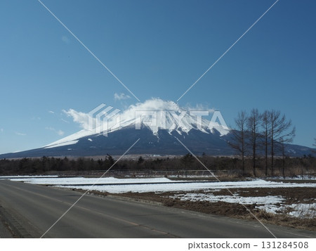 February: Hiking trails and scenery of Mt. Ishiwari (Tsuru City, Yamanashi Prefecture) 131284508