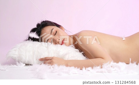 一位女士睡在羽毛枕頭上。優雅夢幻的氛圍。生成式人工智慧 131284568