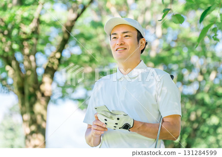 男高爾夫球手在高爾夫球場使用智慧型手機(應用程式、得分、得分管理、球場策略、球場地圖) 男高爾夫球手在高爾夫球場使用智慧型手機(應用程式、得分、得分管理、球場策略、球場地圖) 131284599